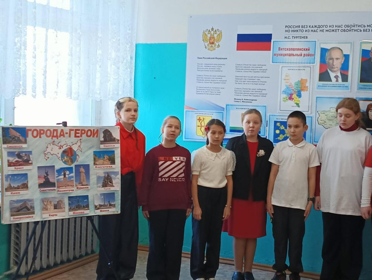 Церемония спуска флага РФ.